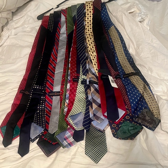 Tommy Hilfiger Men's Ties - Red, Blue, Green Collection - Picture 1 of 5